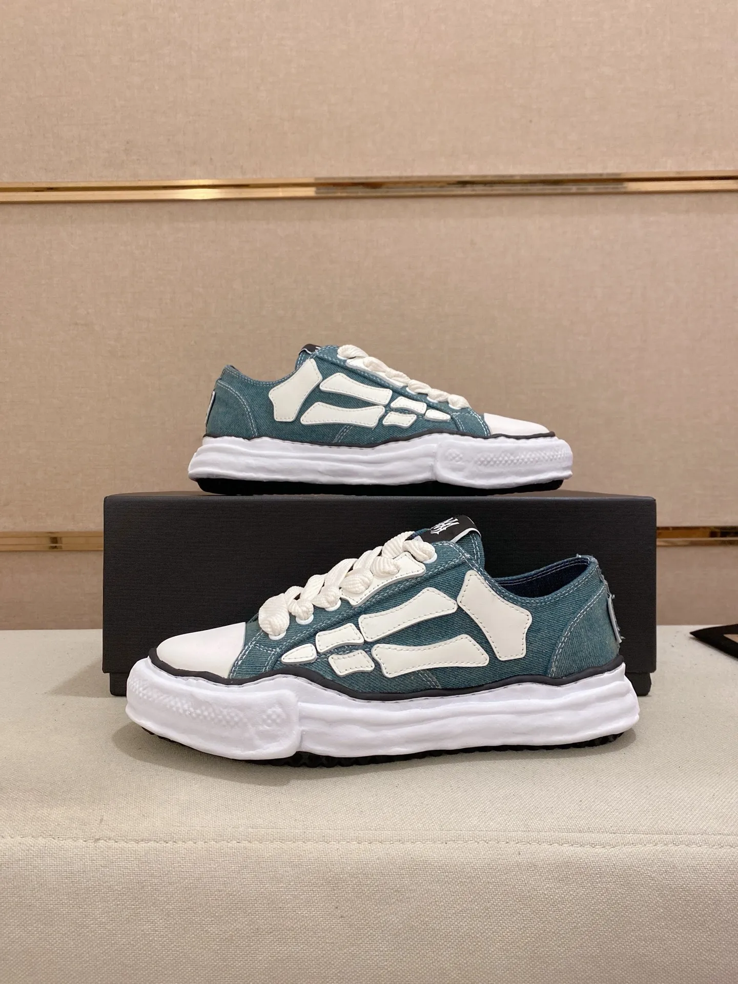 Men's shoes 💰: 580💰 High version [AMIRI] high-end men's shoes brand official website 1:1 latest masterpiece: original mold customization, the fabric is made of imported original materials, upgraded foam outsole, lighter and non-slip. The market's top quality, simple yet tasteful, a must-have for fashionistas, fashionable at your feet, full of confidence, the same style at the counter 👍The summer season is here. Code: 39-44. Can be customized45